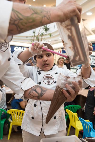 Chef mirim Maria Clara ensinar a fazer cupcake (Telmo Ximenes/Divulgao)