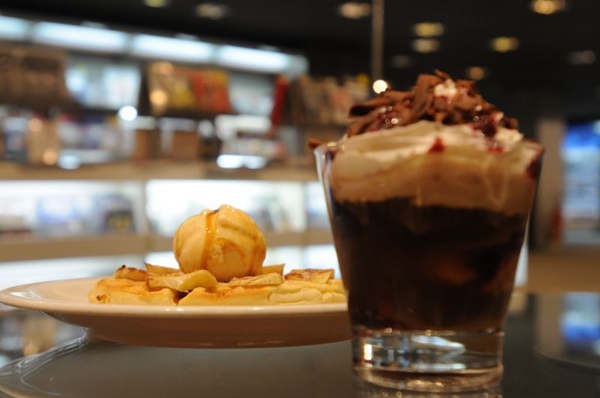 A combinação entre o café com sorvete e o waffle é uma forma gostosa de combater o calor (Bárbara Cabral/Esp. CB/D.A Press)