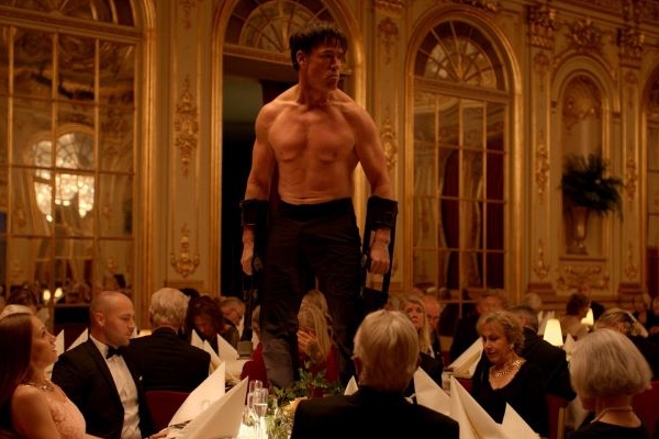 Performance de artista para patrocinadores  ponto alto do filme (Dominic West/Terry Notary)