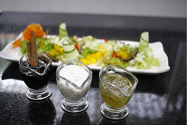 Molhos dão um sabor a mais às tradicionais saladas  (Ana Rayssa/Esp. CB/D.A Press)