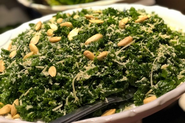A salada kale, com couve crespa, é uma novidade do menu noturno do Barbacoa (DGBB/Divulgação)