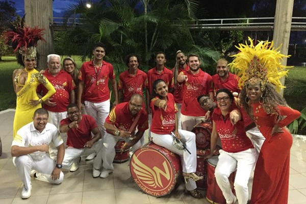 A Acadmicos da Asa Norte presta homenagem a grandes nomes do samba-enredo. (Bruno Rt/Divulgao)