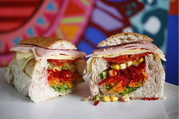 No cardápio desde o início do Sub%u2019s, os sanduíches podem ser montados em diversos tamanhos  (Ana Rayssa/Esp. CB/D.A Press)