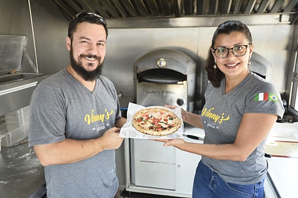 No Vinny%u2019s, a massa da pizza  aberta na hora e, na sequncia, o cliente determina a cobertura da redonda (Carlos Moura/CB/D.A Press)