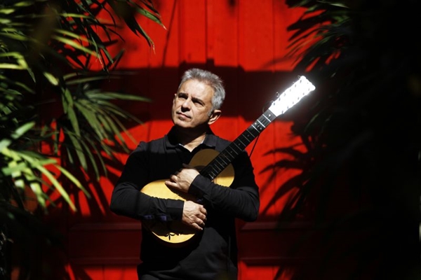Roberto Corra  um dos violistas mais conceituados do Brasil (Ricardo Labastier/Divulgao)
