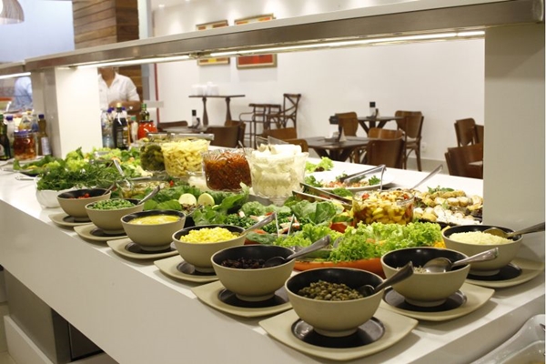 Saladas variadas marcam o buf do Batata Doce Restaurante & Caf (Ana Rayssa/Esp. CB/D.A Press)