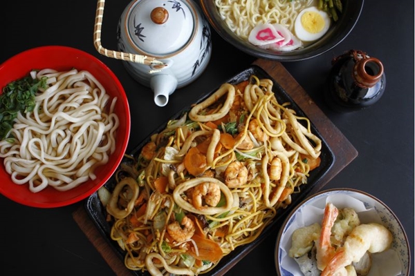 Os pratos quentes japoneses aparecem em peso no buf do Goemon (Ana Rayssa/Esp. CB/D.A Press)