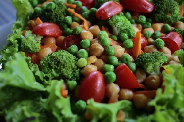 A salada de gro-de-bico  uma alternativa nutritiva e saborosa oferecida no Green%u2019s (Ana Rayssa/Esp. CB/D.A Press)