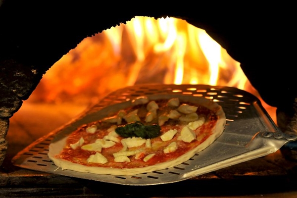  A pizza margherita e a pizza marinara seguem a receita tradicional de mais de 200 anos ( Helio Montferre/Esp. CB/D.A Press)