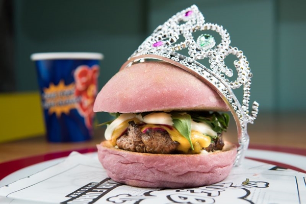 O hambúrguer das princesas, do Dólar Furado, tem pão rosa, glitter dourado e uma coroa (Thiago Bueno/Divulgação. )