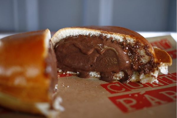 O inusitado Burger'n Cream leva o sorvete no lugar da carne (Ana Rayssa/Esp. CB/D.A Press)
