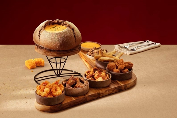 O fondue servido dentro do pão fica até agosto no menu do Outback (Ricardo de Vicq de Cumptich/Outback)