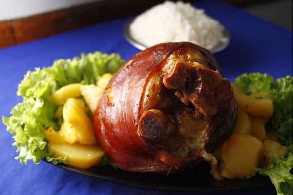 O joelho de porco é uma das receitas com carne suína do Bar do Amigão (Ana Rayssa/Esp. CB/D.A Press)