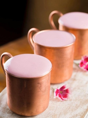 Drink Moscow Mule ganha espuma cor-de-rosa e parte de sua venda será doada para o projeto AMAMA (New Mercadito/Divulgação)