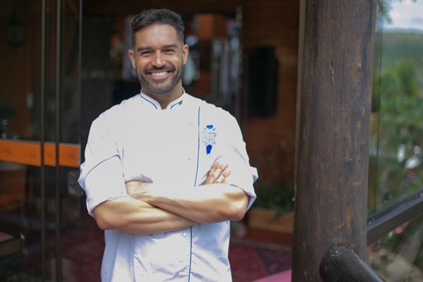 O chef Marcelo Riella, formado pela Le Cordon Bleu do Canadá, é um dos responsáveis pelas caçarolas do local (Guilherme Othon/Divulgação)