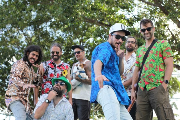 A banda Salve Jorge se junta  Brega & Rosas na festa Ensaio dos Blocos (Abuh/Divulgao)