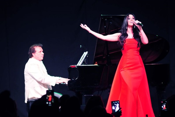 O maestro Eduardo Lages e a cantora Marina Elali interpretam os sucessos de Roberto Carlos (Valerio Ayres/CB/D.A Press)