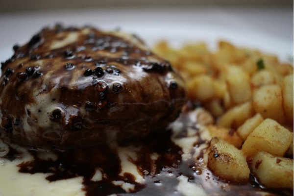 O Steak au poivre é um clássico francês (Ana Rayssa/Esp. CB/D.A Press)